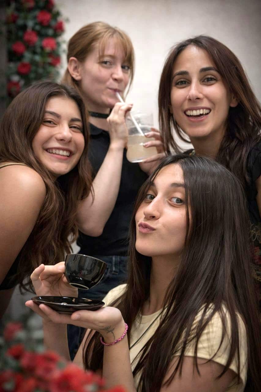 El equipo de Bloom entre risas, con un café y una limonada